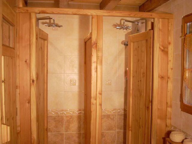 2 douches de la salle d'eau collective, à gauche l'entrée du sauna.