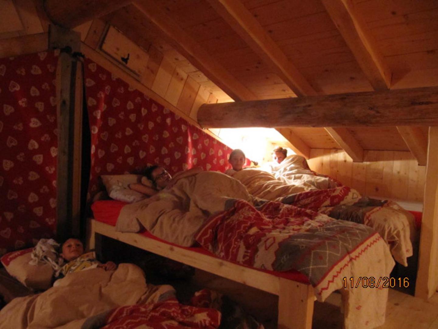 Le paradis des ados et des enfants avec coin télé: tranquillité pour les parents c' est la chambre 7 avec 2 lits double ou 4 lits simples.