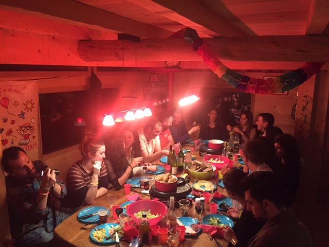 Convivialité! Voila le terme le plus adapté pour une table de 3,5 m de long permettant à 18 personnes de festoyer.