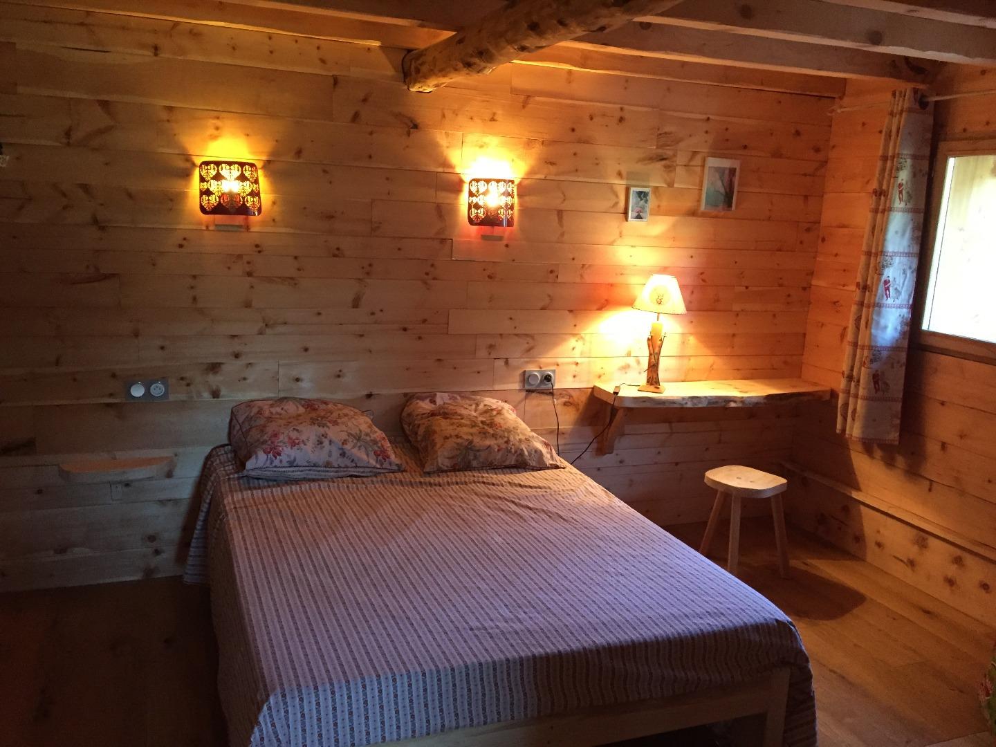 La chambre au niveau de la pièce de vie. Peut être utilisée par une personne à mobilité réduite.