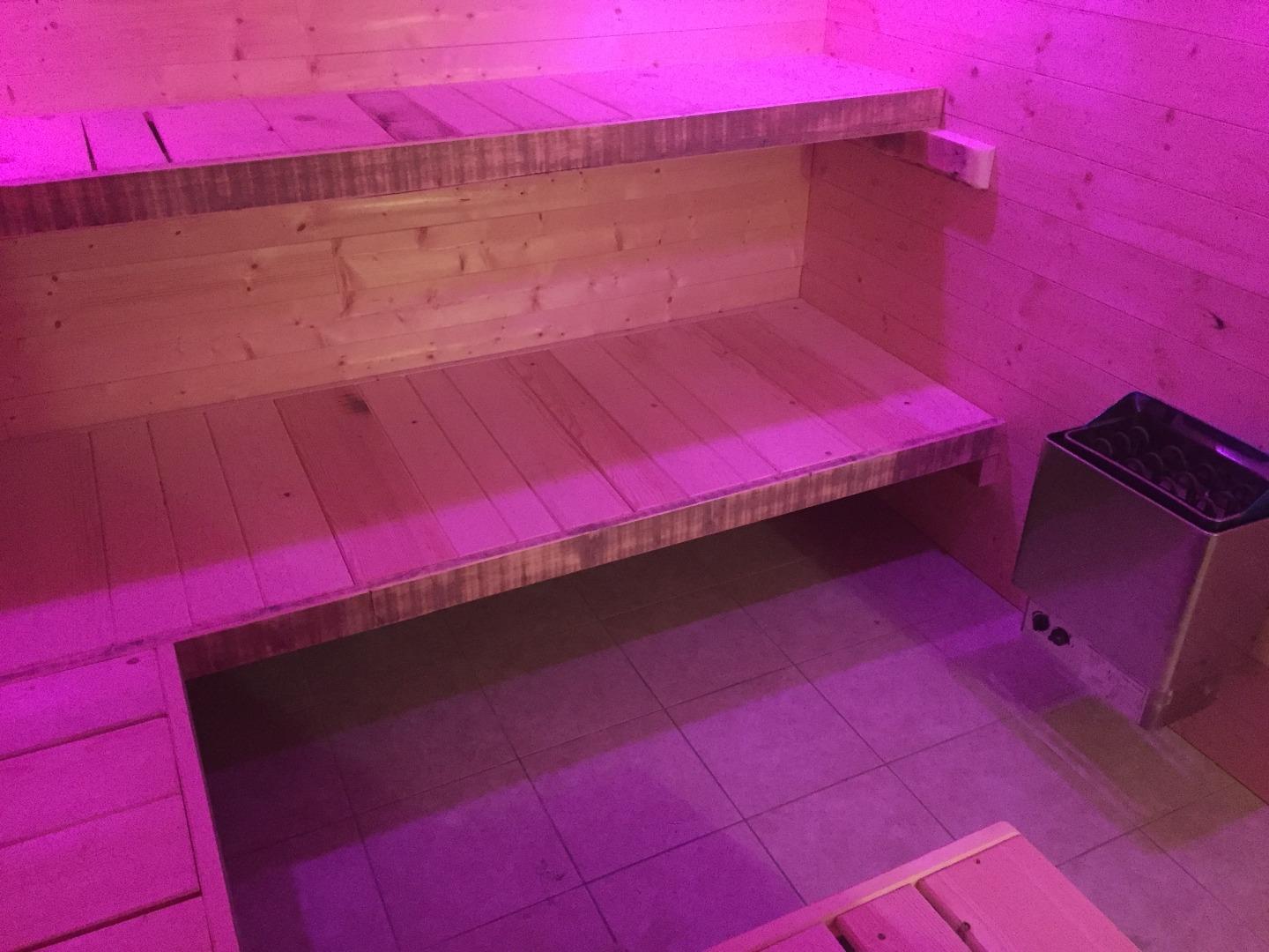 Sauna grande capacité. Pour les plus courageux, comme en suède, accès direct dans la neige.