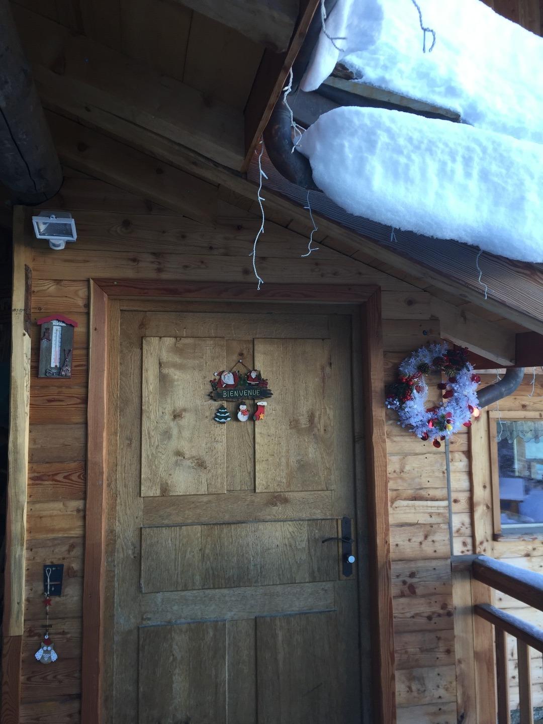 Entrée du chalet. Faites le code et la chevillette cherra.